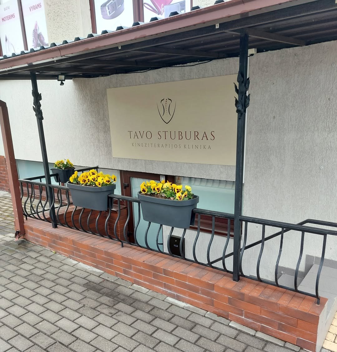 Klinikos įėjimas po iškaba „Tavo stuburas“